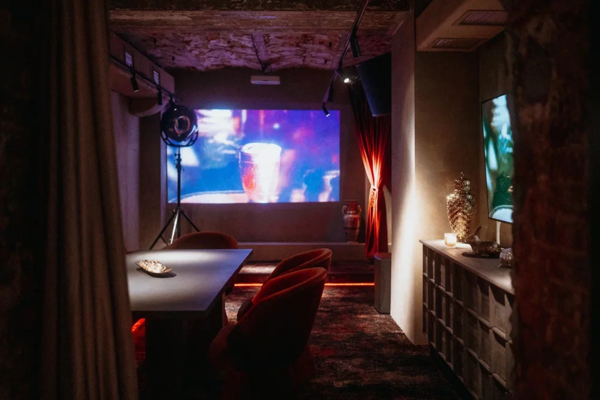 Интерьер/Экстерьер/Банкетная зона/Бар/Стол для двоих/Вход/Главный зал/Lounge зона бар Mendeleev Bar & Music фото