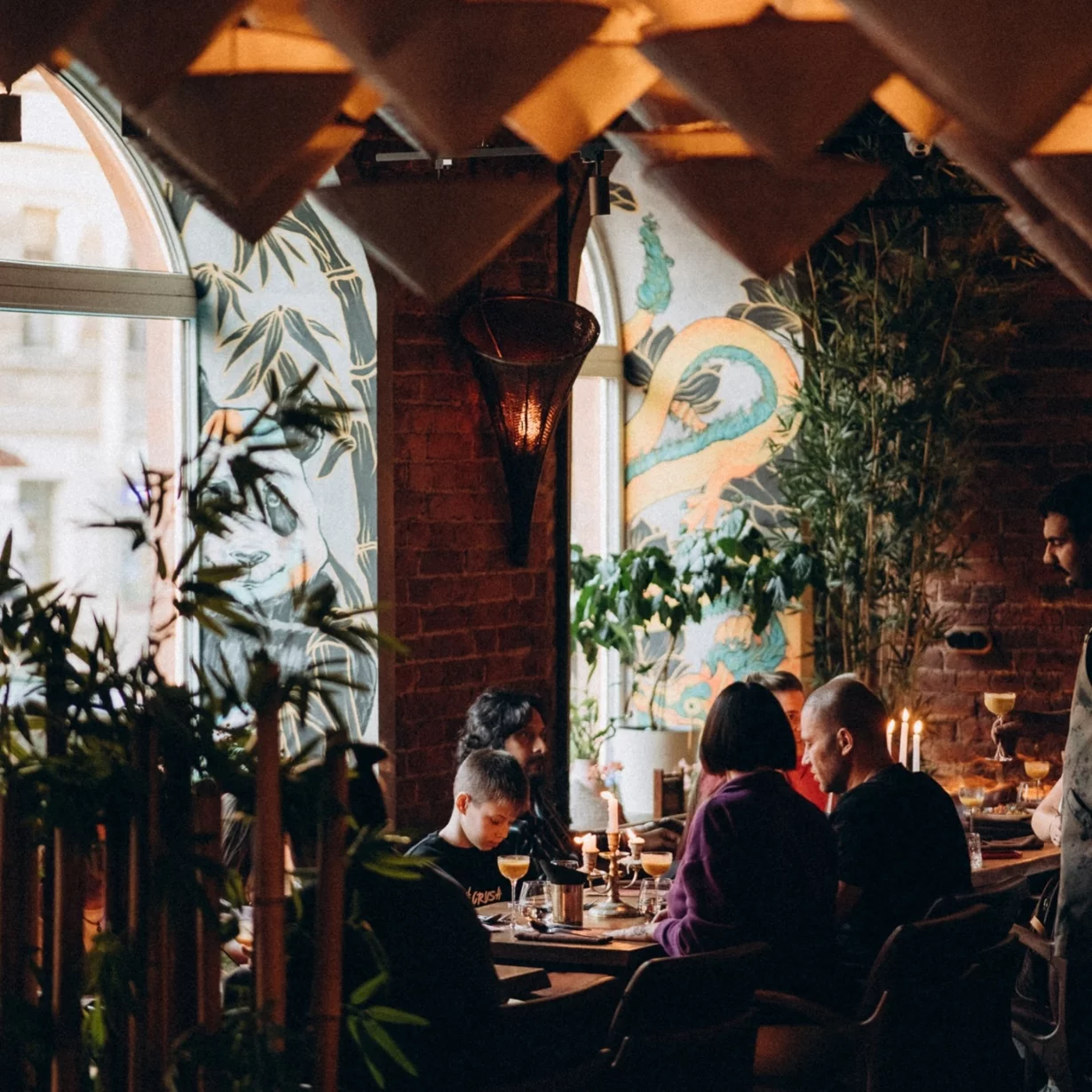 Интерьер/Экстерьер/Банкетная зона/Бар/Стол для двоих/Вход/Главный зал/Lounge зона ресторан Mr. India фото