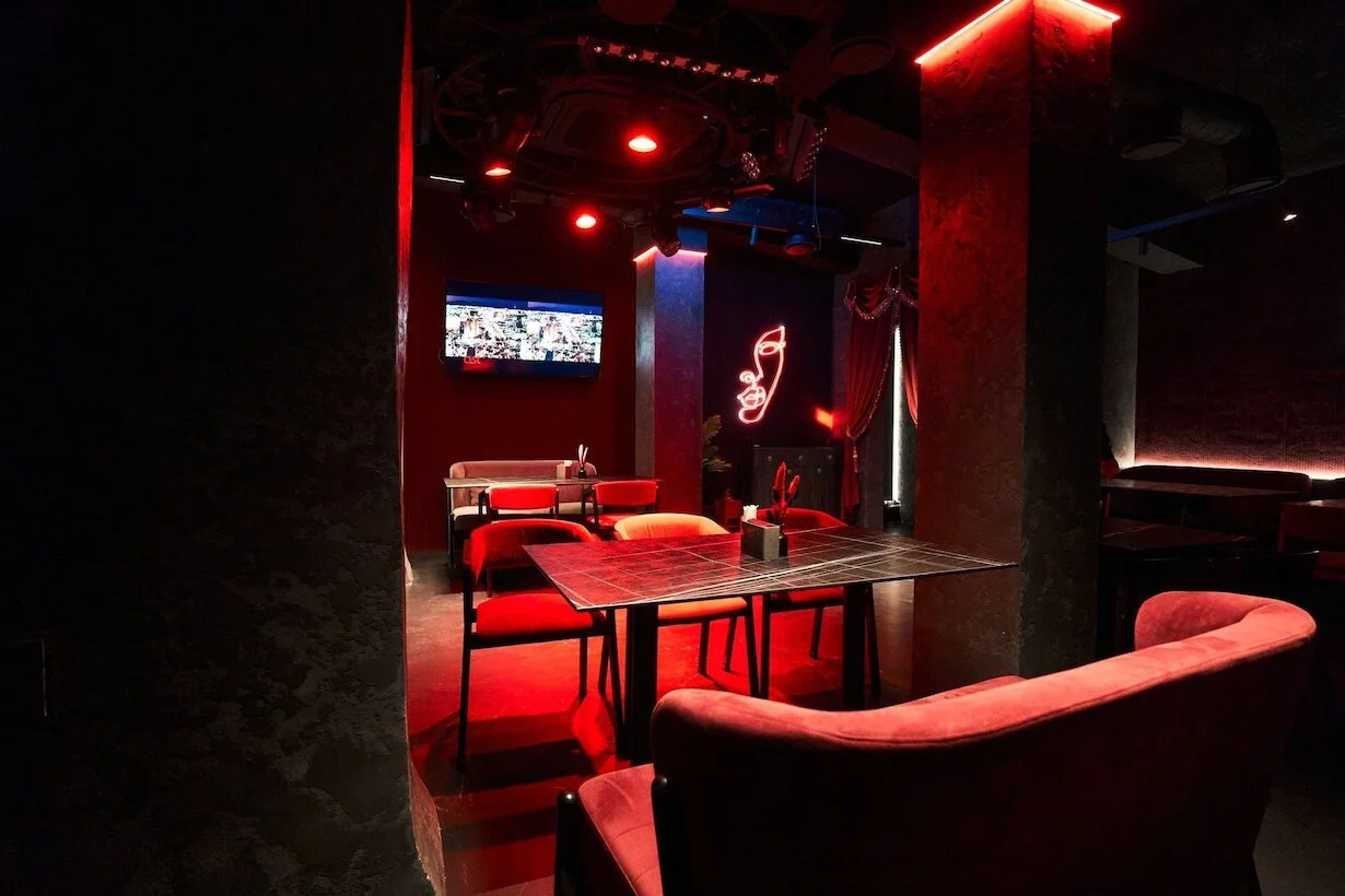 Интерьер/Экстерьер/Банкетная зона/Бар/Стол для двоих/Вход/Главный зал/Lounge зона караоке-клуб Гримёрка фото