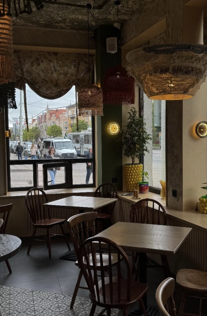 Интерьер/Экстерьер/Банкетная зона/Бар/Стол для двоих/Вход/Главный зал/Lounge зона кафе Terra&Mare фото