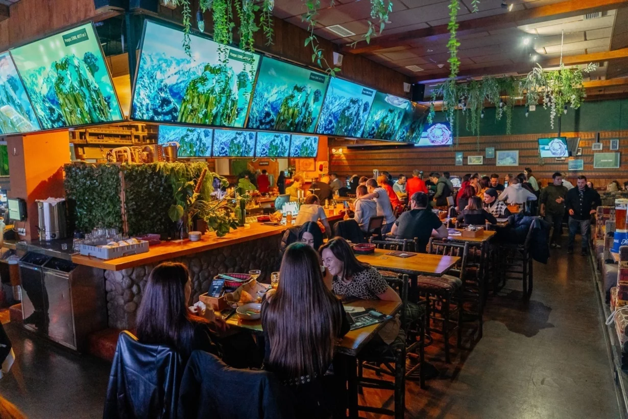 Интерьер/Экстерьер/Банкетная зона/Бар/Стол для двоих/Вход/Главный зал/Lounge зона бар For People фото