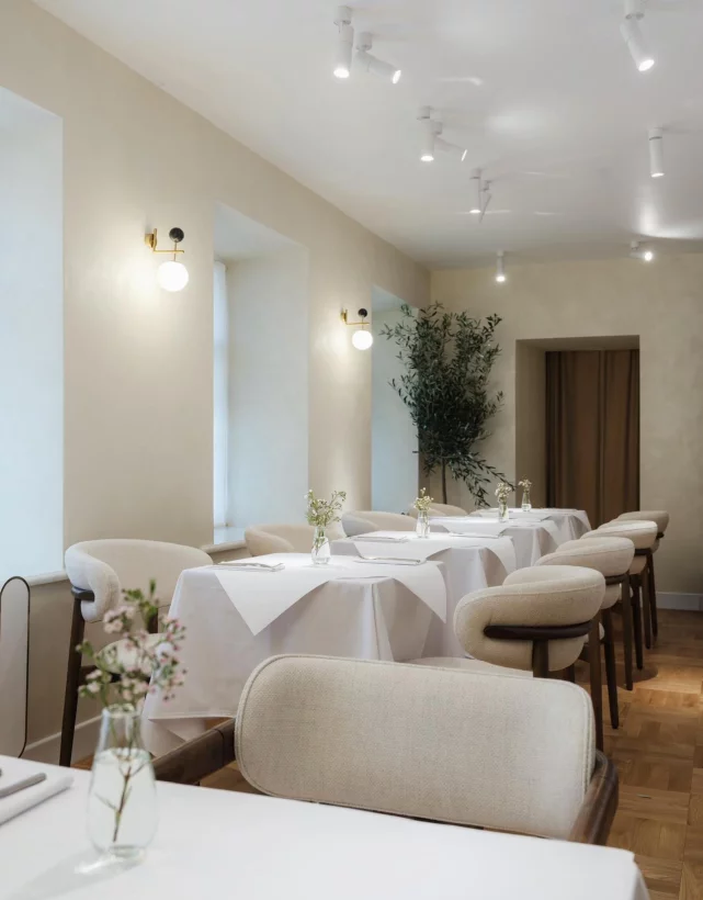 Интерьер/Экстерьер/Банкетная зона/Бар/Стол для двоих/Вход/Главный зал/Lounge зона ресторан Арома фото