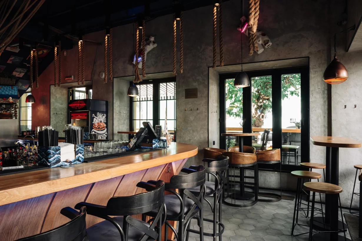 Интерьер/Экстерьер/Банкетная зона/Бар/Стол для двоих/Вход/Главный зал/Lounge зона бар Моряк и чайка фото