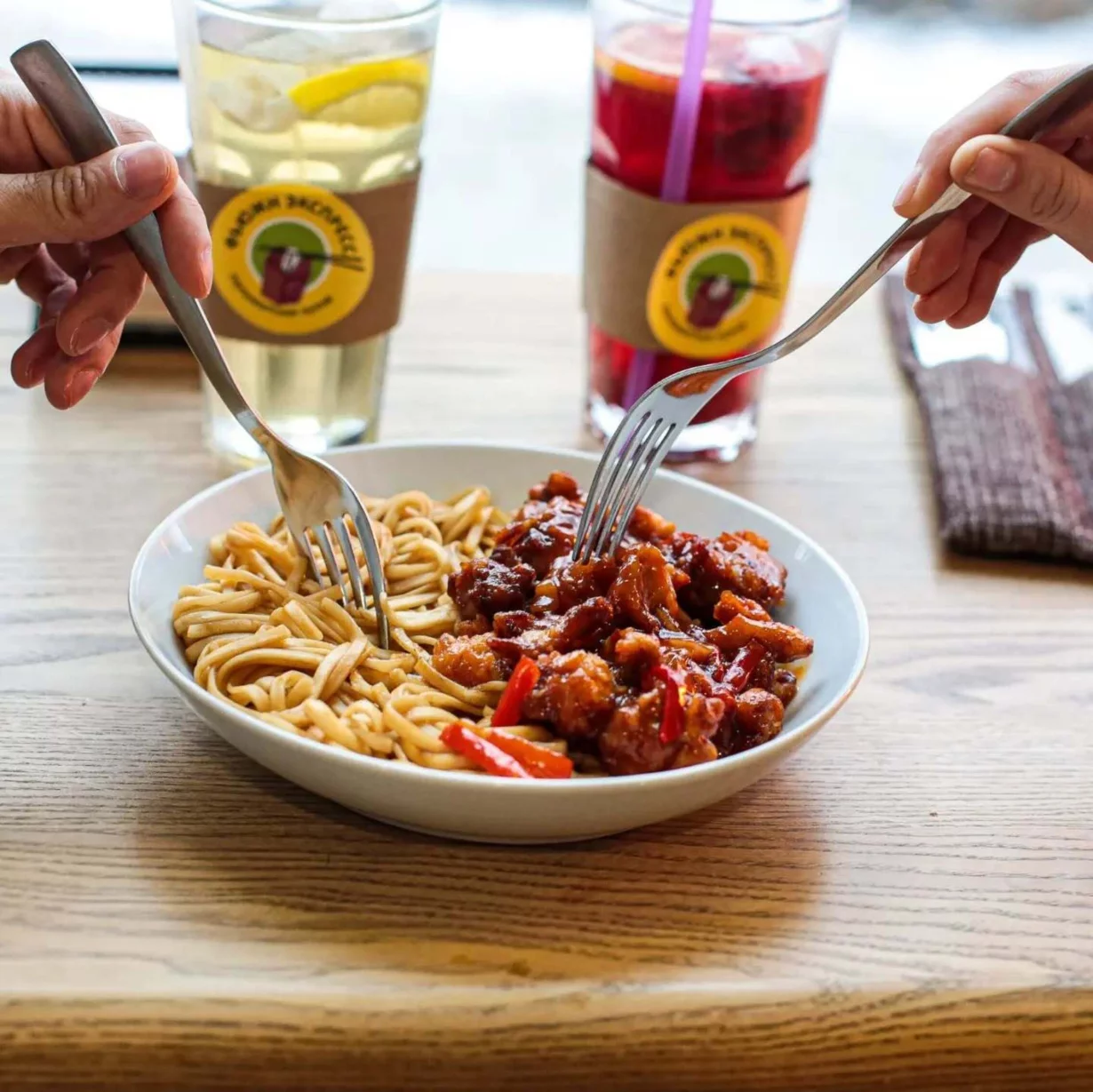 Интерьер/Экстерьер/Банкетная зона/Бар/Стол для двоих/Вход/Главный зал/Lounge зона  Фьюжн экспресс фото