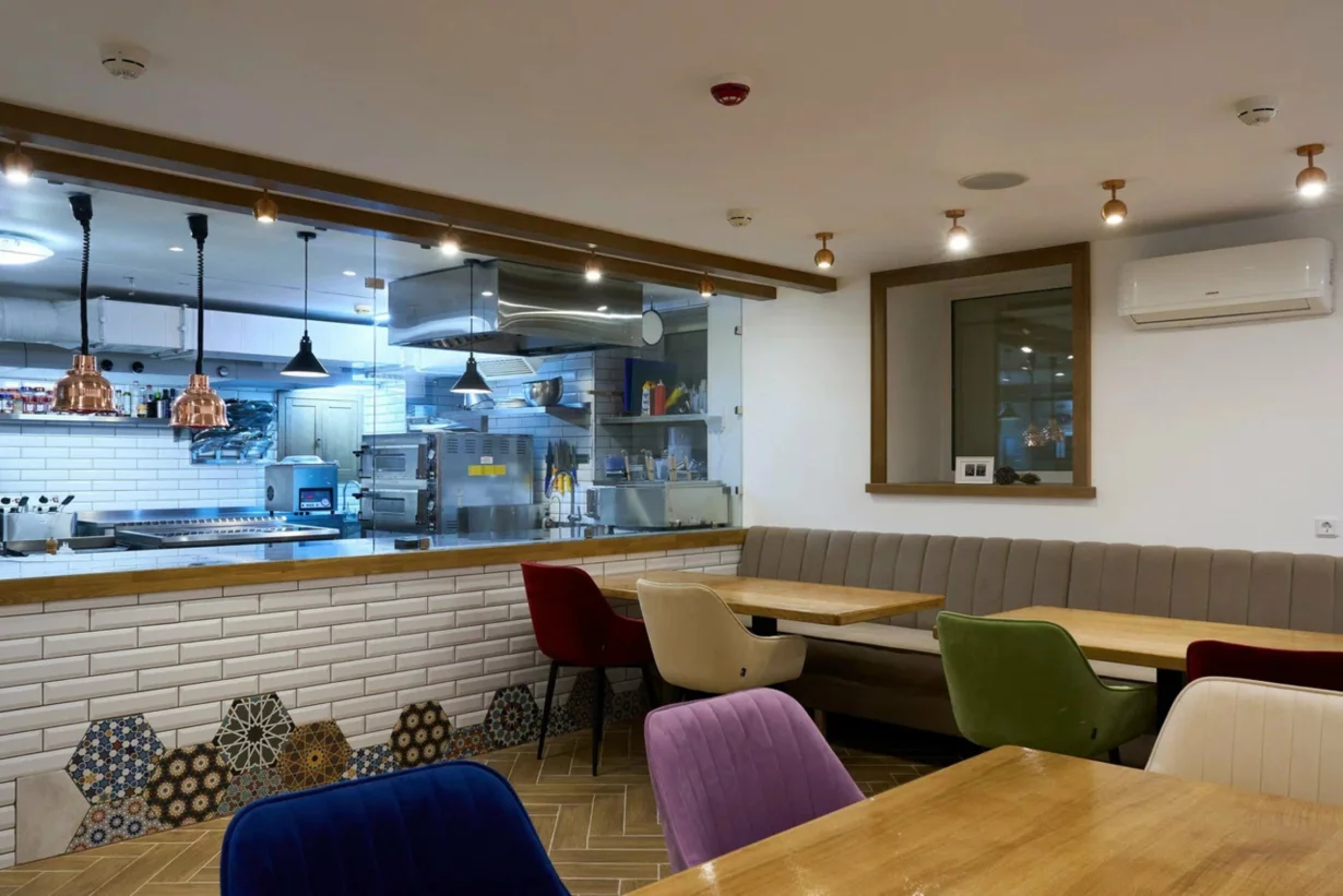 Интерьер/Экстерьер/Банкетная зона/Бар/Стол для двоих/Вход/Главный зал/Lounge зона ресторан Le Bistrot de la Ferm фото