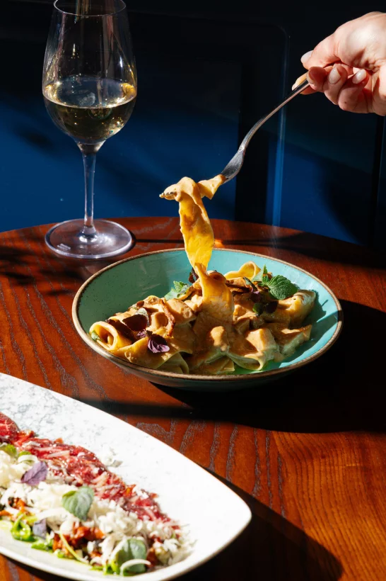 Интерьер/Экстерьер/Банкетная зона/Бар/Стол для двоих/Вход/Главный зал/Lounge зона ресторан Sapori di Italia фото