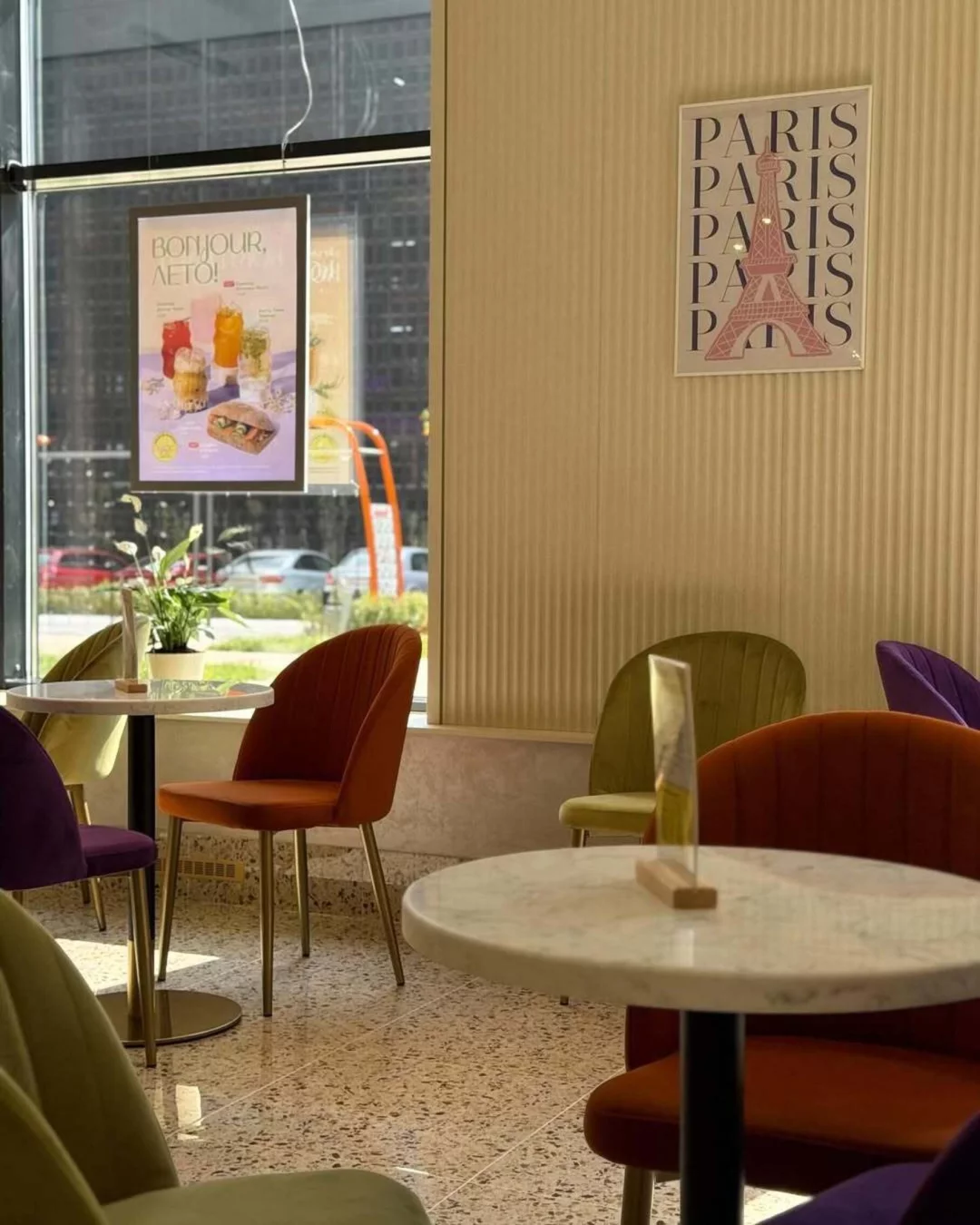 Интерьер/Экстерьер/Банкетная зона/Бар/Стол для двоих/Вход/Главный зал/Lounge зона кафе French Bakery Sedelice фото