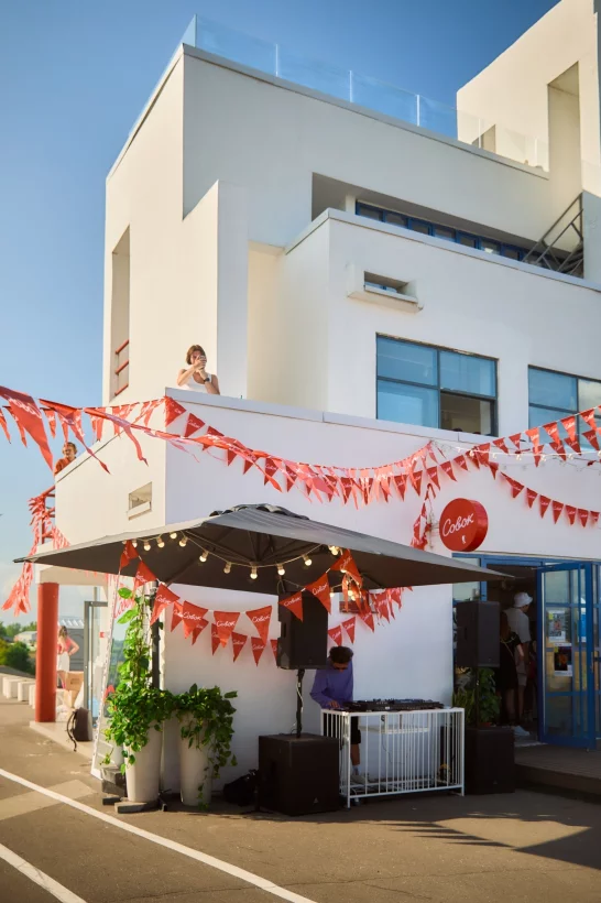 Интерьер/Экстерьер/Банкетная зона/Бар/Стол для двоих/Вход/Главный зал/Lounge зона кафе Совок фото