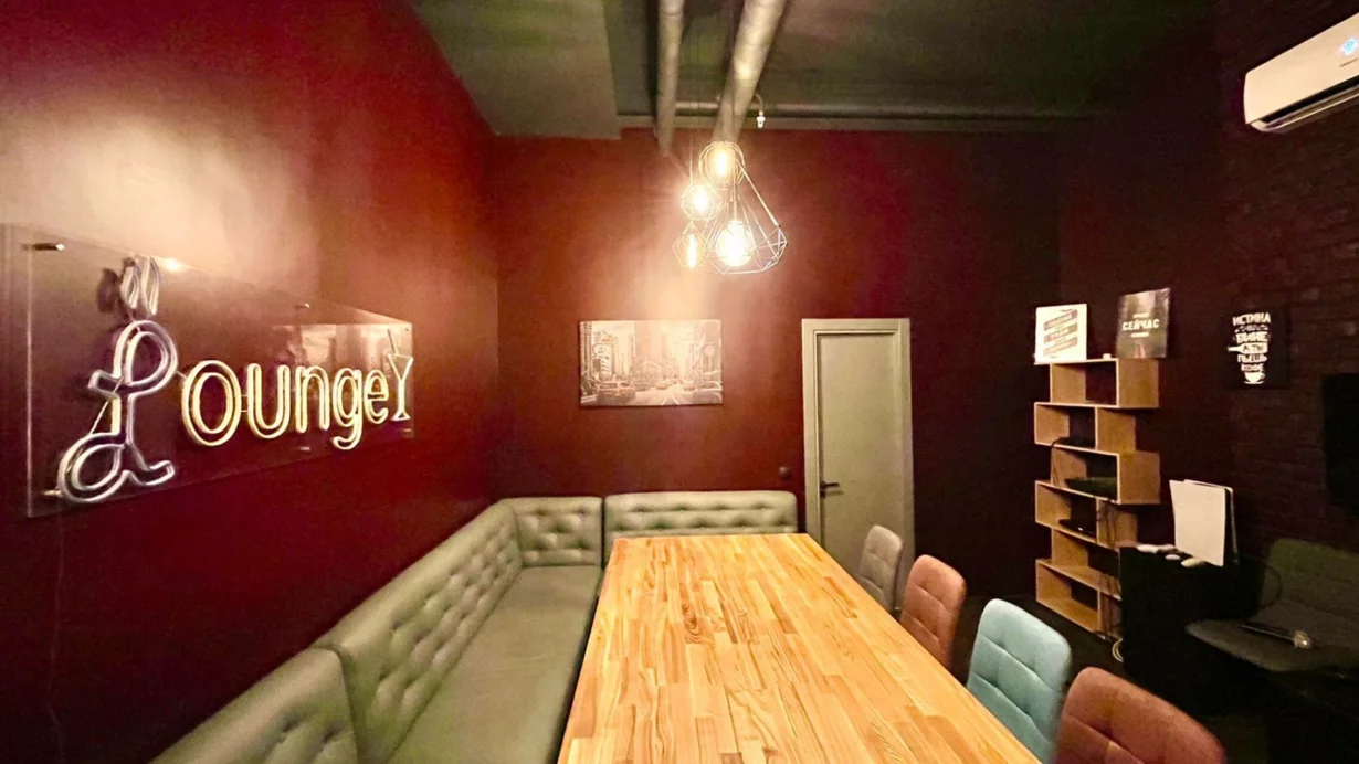 Интерьер/Экстерьер/Банкетная зона/Бар/Стол для двоих/Вход/Главный зал/Lounge зона клуб High Ground фото