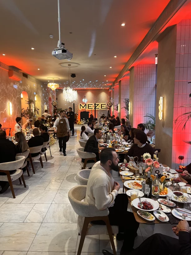 Интерьер/Экстерьер/Банкетная зона/Бар/Стол для двоих/Вход/Главный зал/Lounge зона ресторан Meze фото