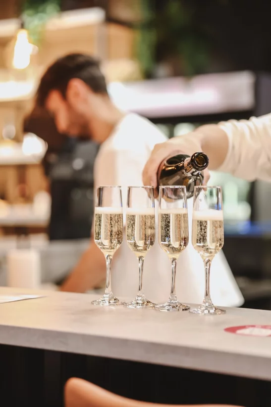 Интерьер/Экстерьер/Банкетная зона/Бар/Стол для двоих/Вход/Главный зал/Lounge зона гастробар Деликатеска фото