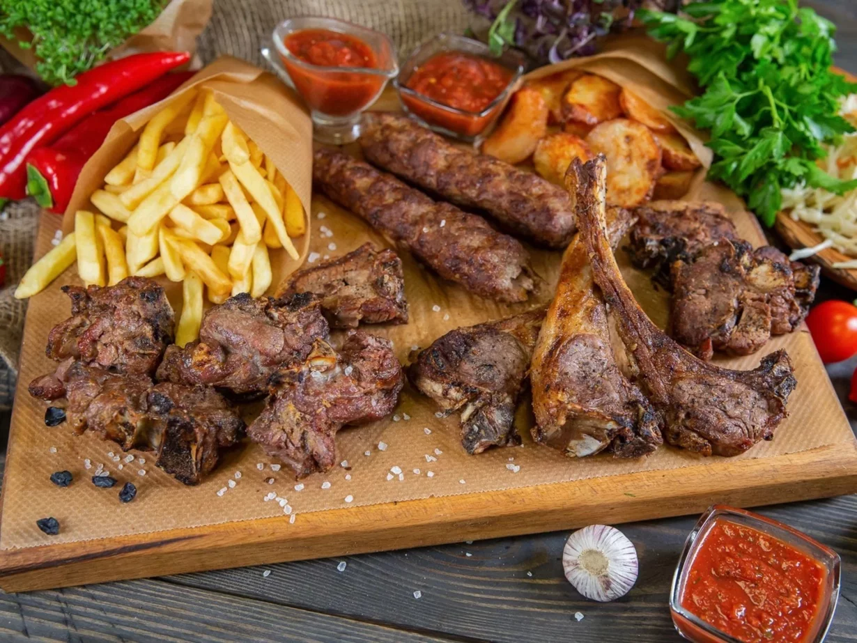 Интерьер/Экстерьер/Банкетная зона/Бар/Стол для двоих/Вход/Главный зал/Lounge зона служба доставки Шашлык Хитс фото