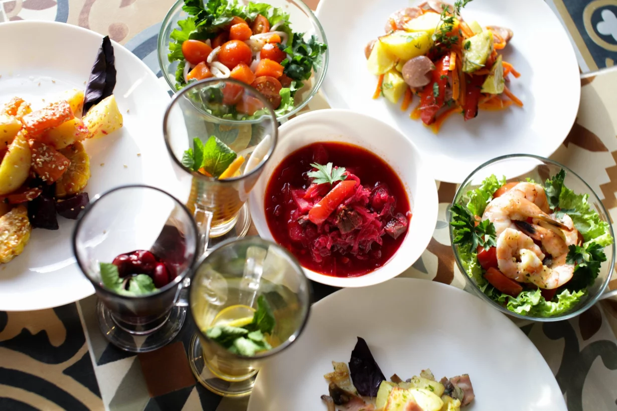 Интерьер/Экстерьер/Банкетная зона/Бар/Стол для двоих/Вход/Главный зал/Lounge зона столовая Солнечный день фото