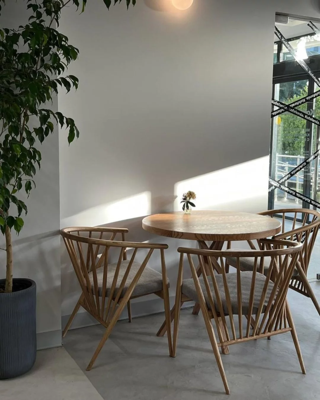 Интерьер/Экстерьер/Банкетная зона/Бар/Стол для двоих/Вход/Главный зал/Lounge зона кофейня Кофефорния фото