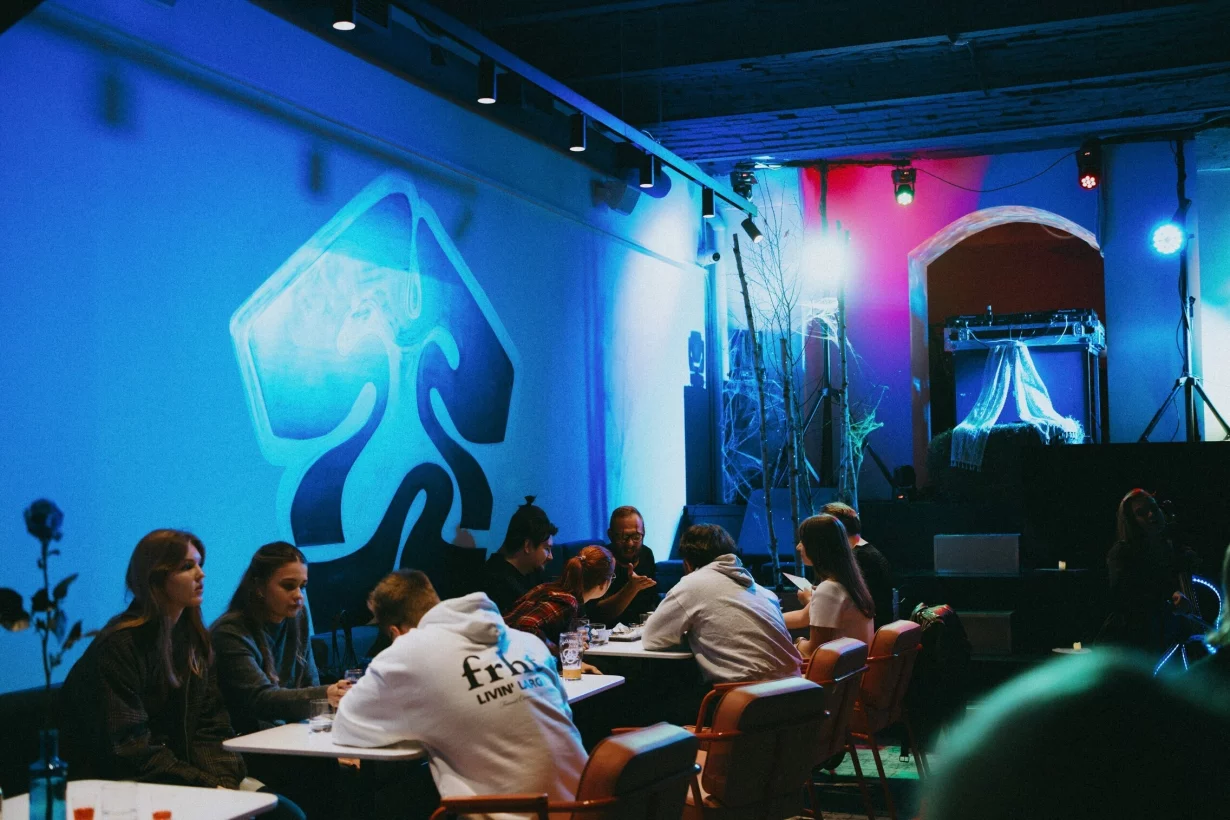 Интерьер/Экстерьер/Банкетная зона/Бар/Стол для двоих/Вход/Главный зал/Lounge зона бар Люди в синем фото