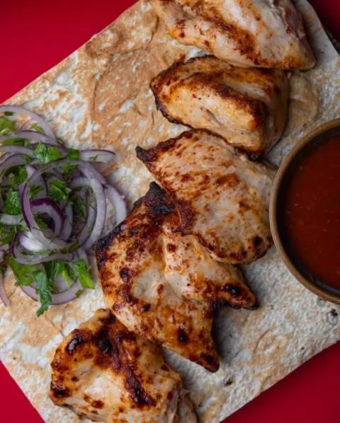 Интерьер/Экстерьер/Банкетная зона/Бар/Стол для двоих/Вход/Главный зал/Lounge зона кафе Ели сацебели фото