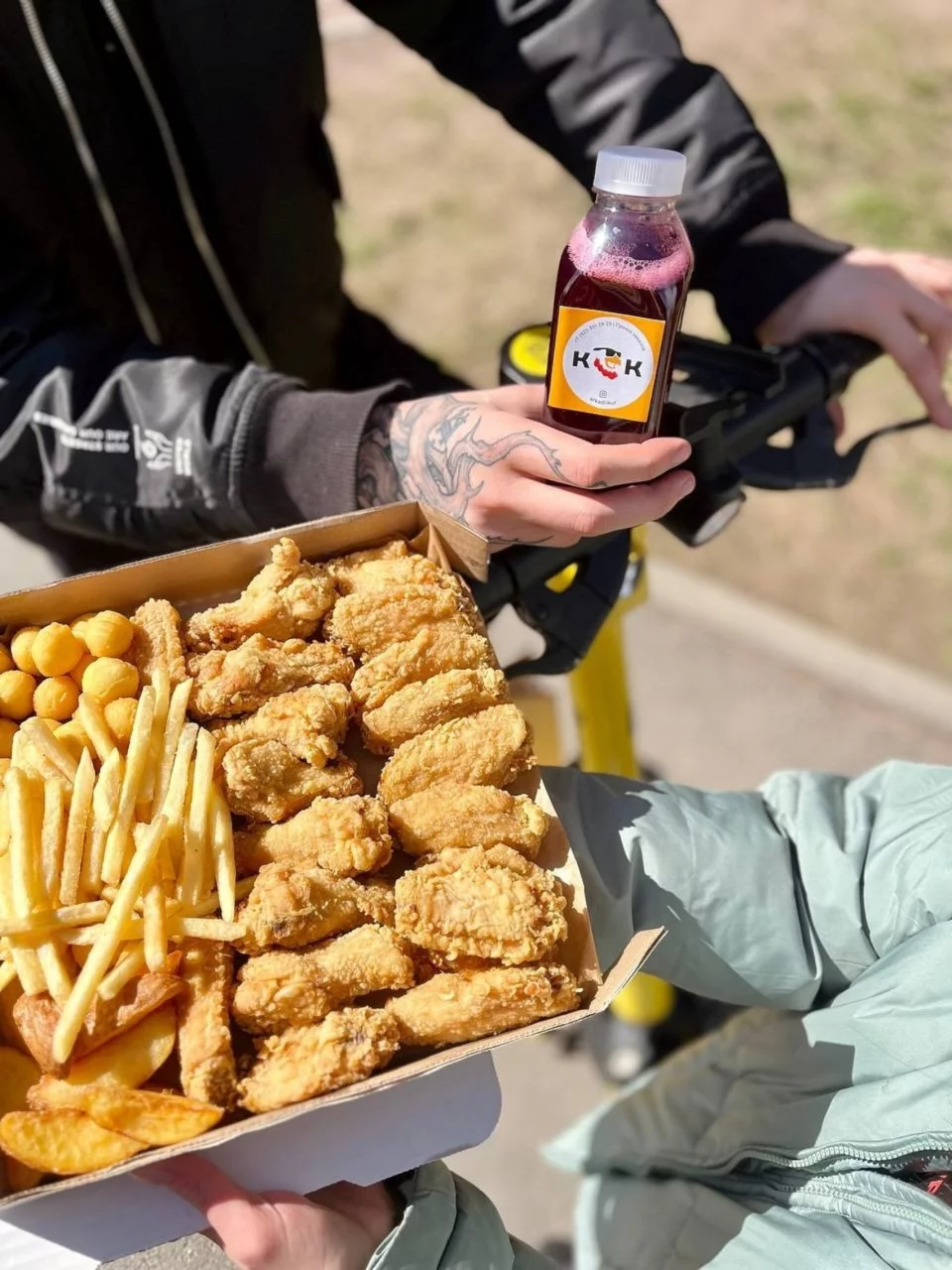 Интерьер/Экстерьер/Банкетная зона/Бар/Стол для двоих/Вход/Главный зал/Lounge зона фастфуд Кур Крыло фото