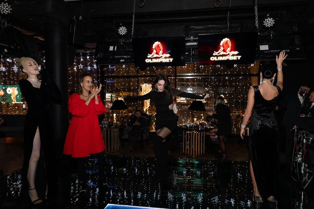 Интерьер/Экстерьер/Банкетная зона/Бар/Стол для двоих/Вход/Главный зал/Lounge зона ресторанный комплекс Olimpbet Lounge фото