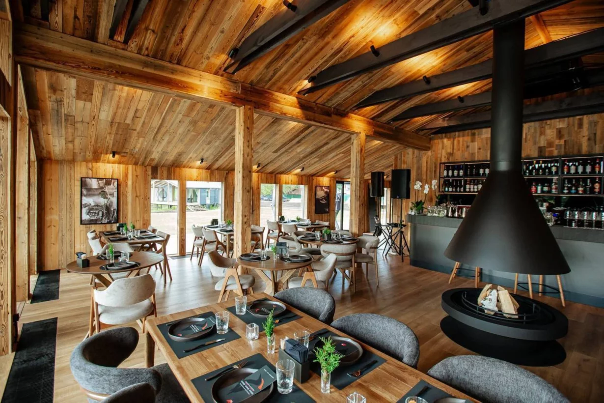 Интерьер/Экстерьер/Банкетная зона/Бар/Стол для двоих/Вход/Главный зал/Lounge зона ресторан Wood Wood Wood фото