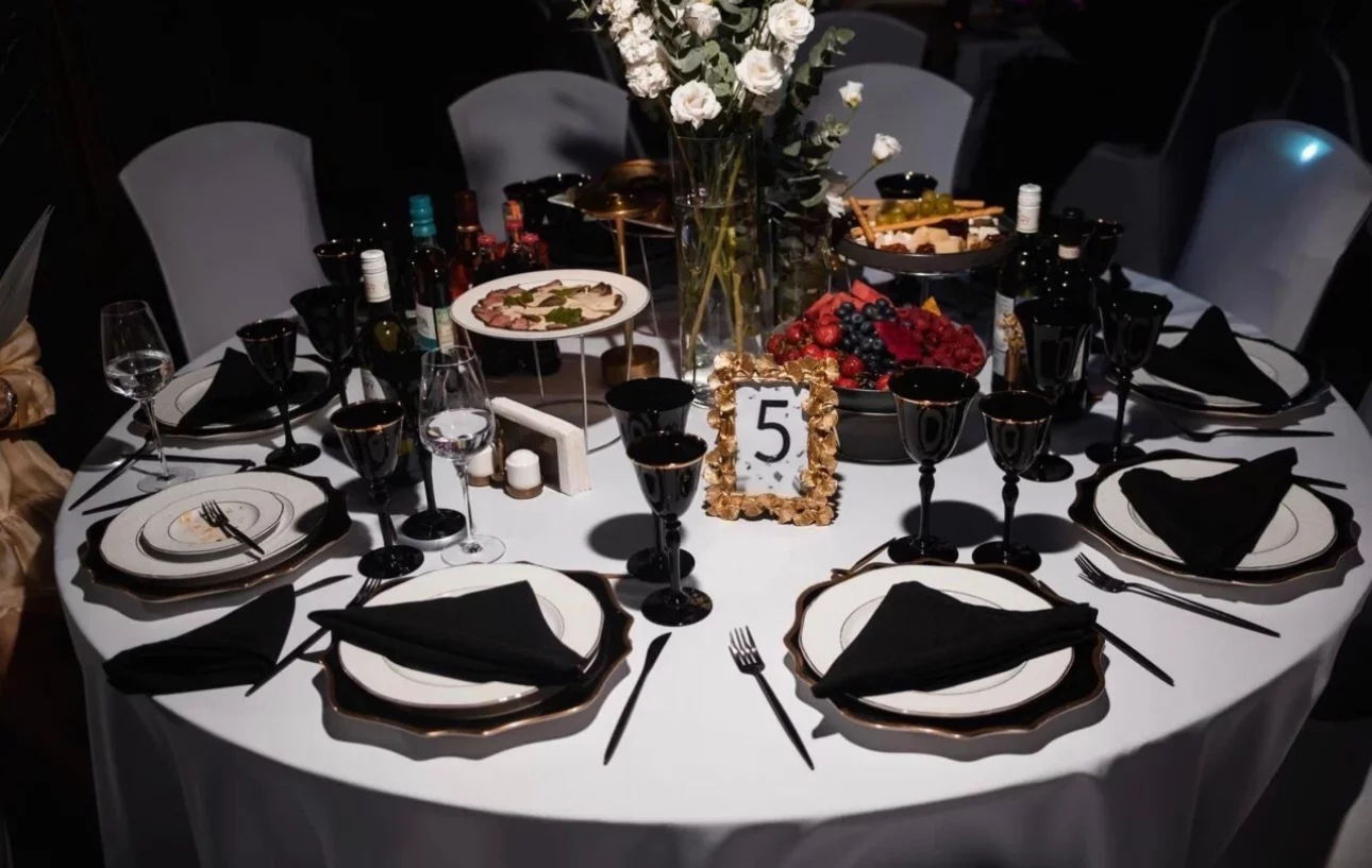 Интерьер/Экстерьер/Банкетная зона/Бар/Стол для двоих/Вход/Главный зал/Lounge зона караоке-клуб Pesnya Karaoke & Club фото