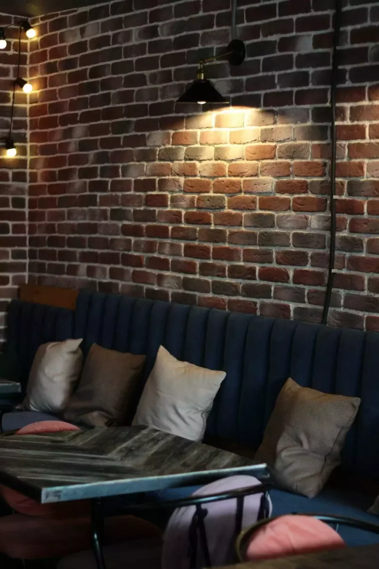 Интерьер/Экстерьер/Банкетная зона/Бар/Стол для двоих/Вход/Главный зал/Lounge зона кофейня Зацепи кофе фото