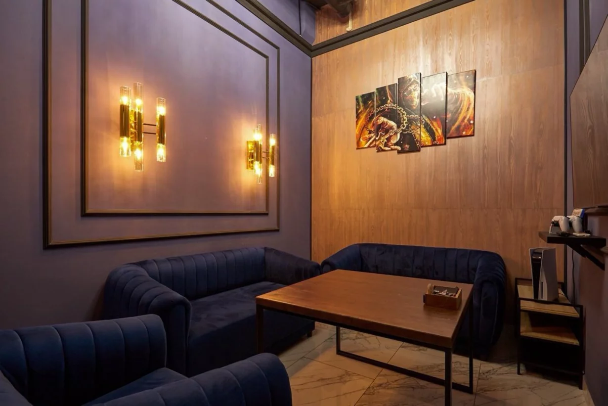 Интерьер/Экстерьер/Банкетная зона/Бар/Стол для двоих/Вход/Главный зал/Lounge зона лаунж Chorse Lounge фото