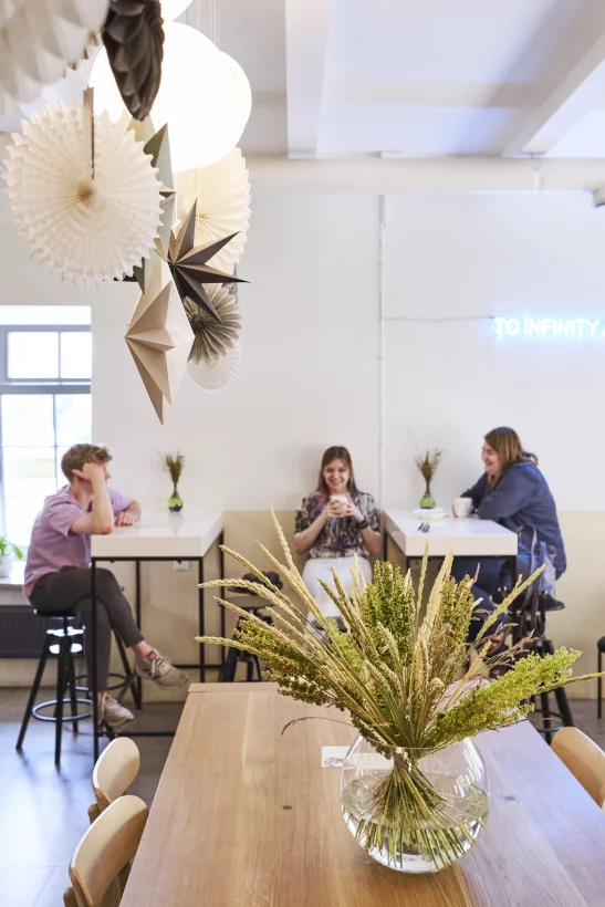 Интерьер/Экстерьер/Банкетная зона/Бар/Стол для двоих/Вход/Главный зал/Lounge зона кофейня Cosmic latte фото