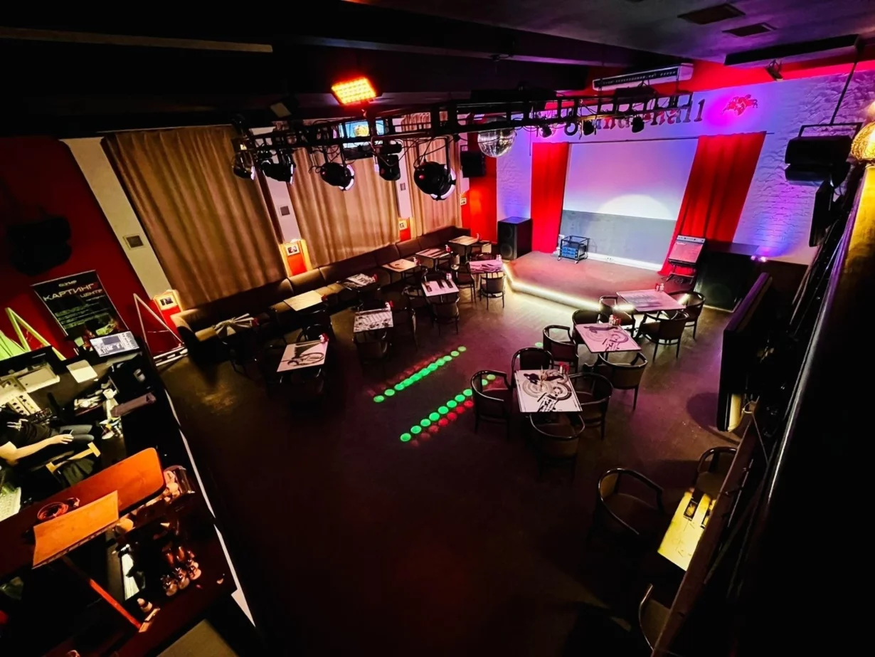 Интерьер/Экстерьер/Банкетная зона/Бар/Стол для двоих/Вход/Главный зал/Lounge зона караоке-клуб Sound Hall фото