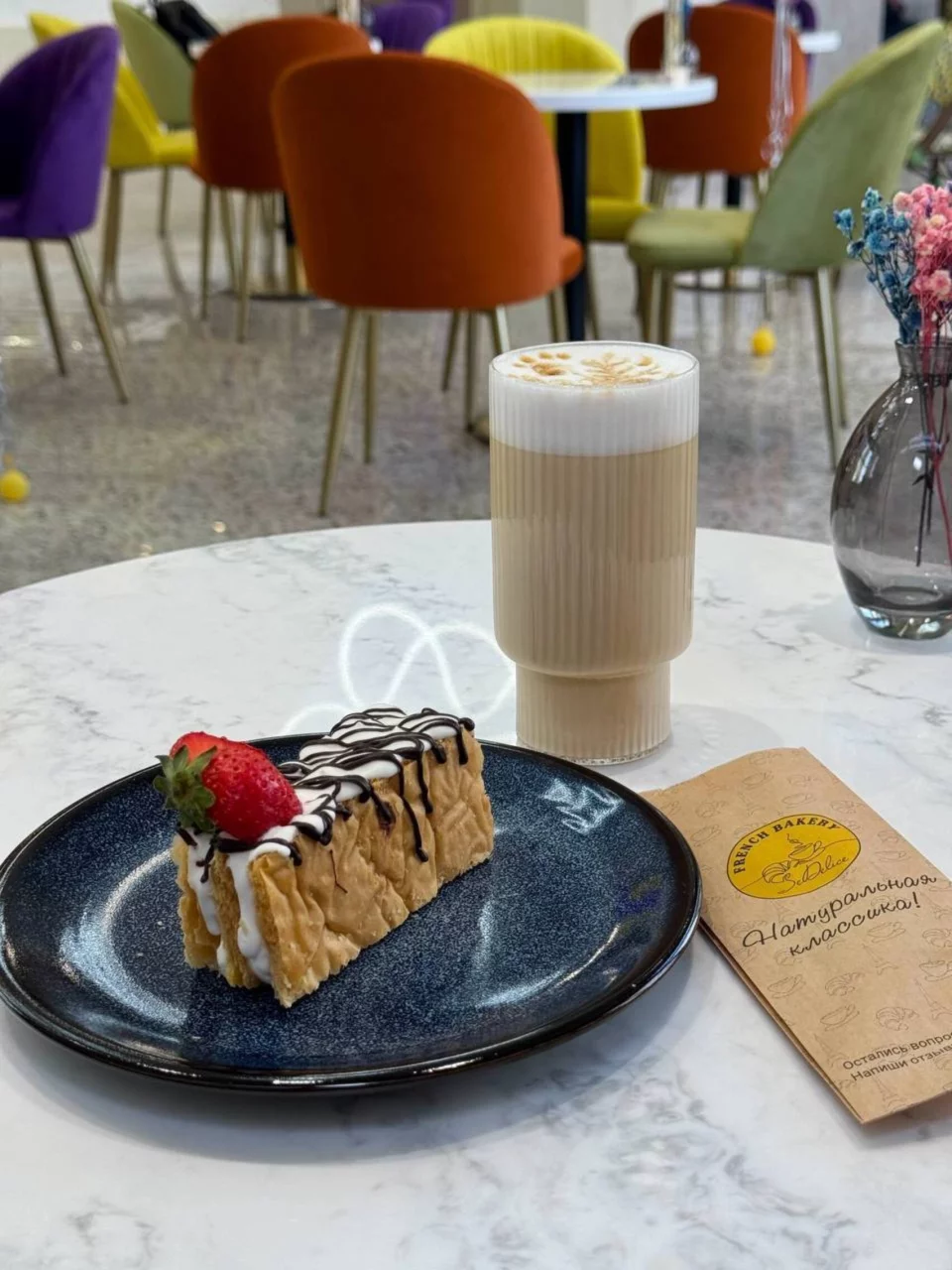 Интерьер/Экстерьер/Банкетная зона/Бар/Стол для двоих/Вход/Главный зал/Lounge зона пекарня French Bakery SeDelice фото