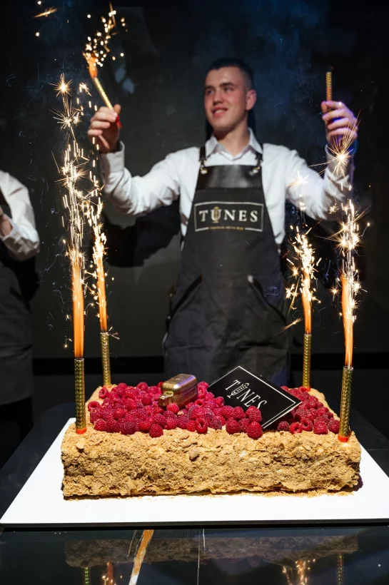 Интерьер/Экстерьер/Банкетная зона/Бар/Стол для двоих/Вход/Главный зал/Lounge зона караоке-клуб Tunes фото