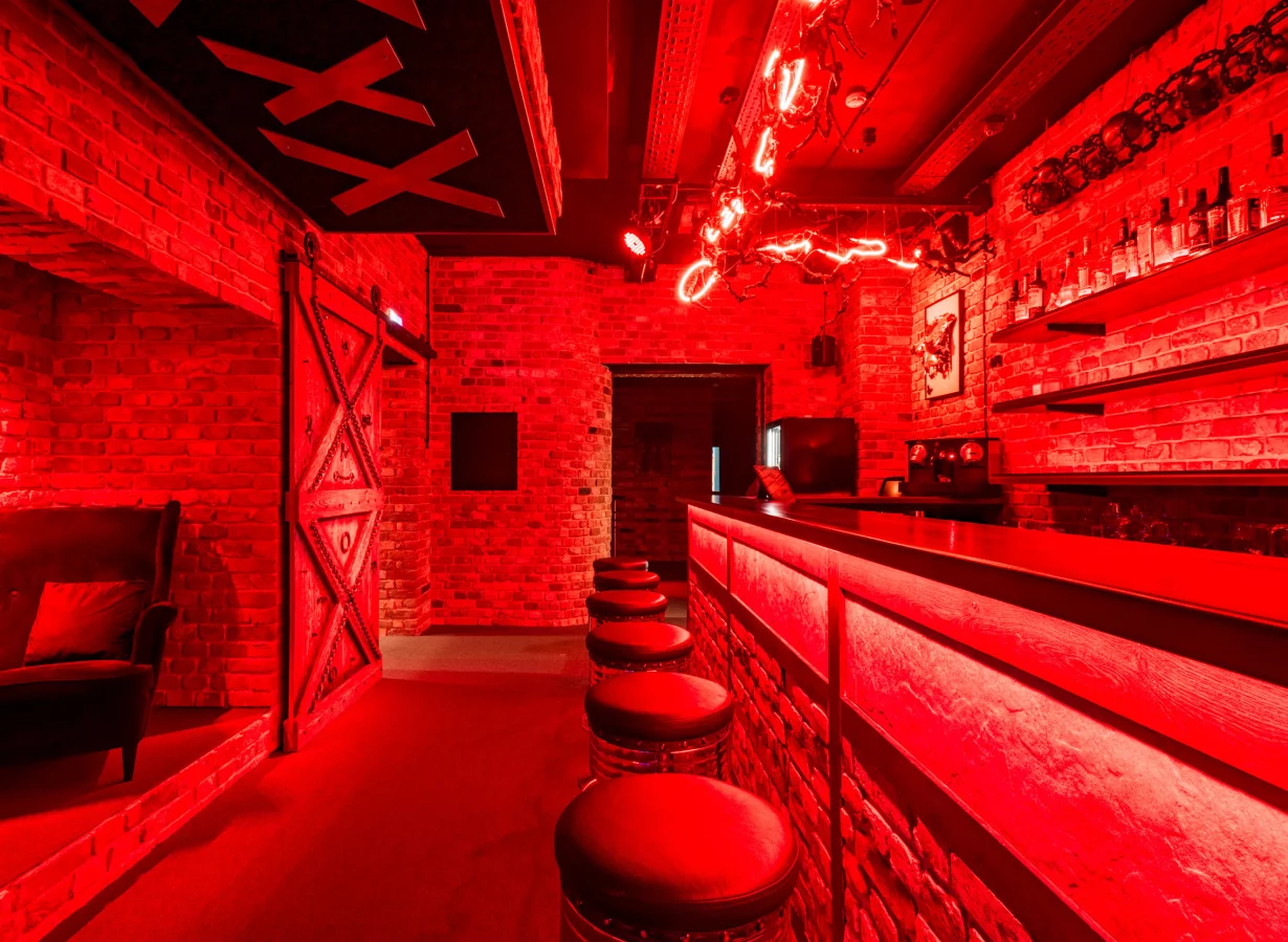 Интерьер/Экстерьер/Банкетная зона/Бар/Стол для двоих/Вход/Главный зал/Lounge зона клуб Burlesque фото