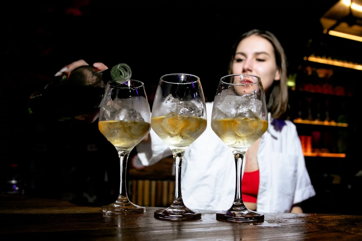 Интерьер/Экстерьер/Банкетная зона/Бар/Стол для двоих/Вход/Главный зал/Lounge зона бар Nebar фото