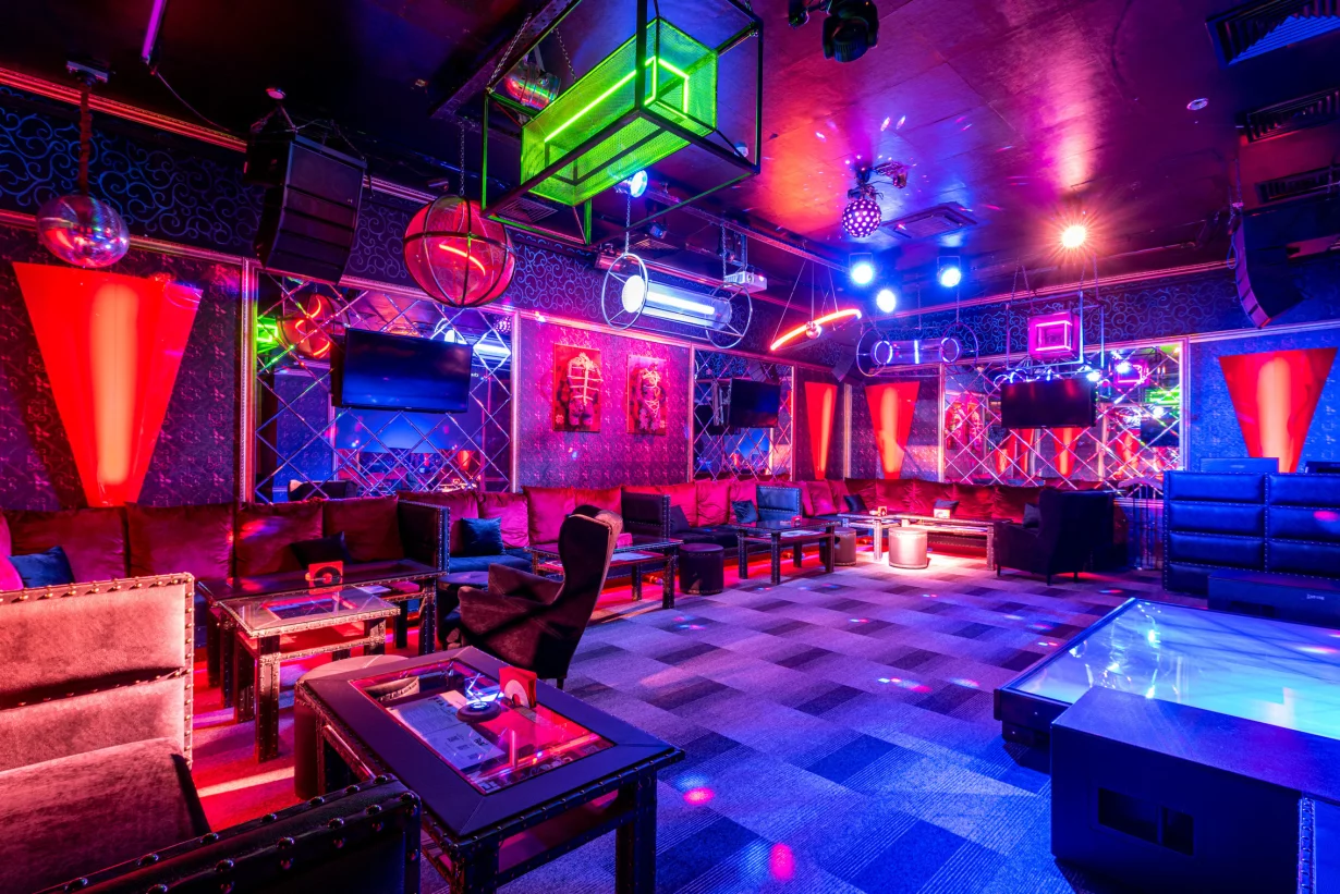 Интерьер/Экстерьер/Банкетная зона/Бар/Стол для двоих/Вход/Главный зал/Lounge зона клуб Burlesque фото