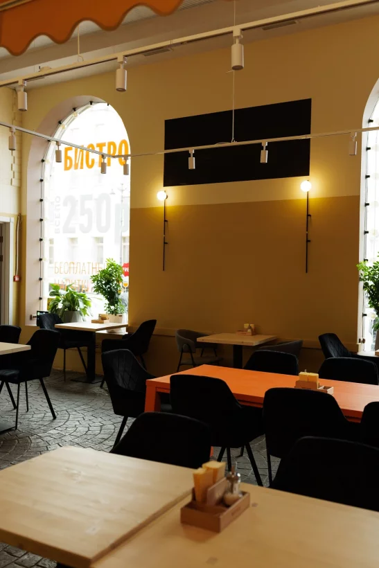 Интерьер/Экстерьер/Банкетная зона/Бар/Стол для двоих/Вход/Главный зал/Lounge зона кафе Бистро фото