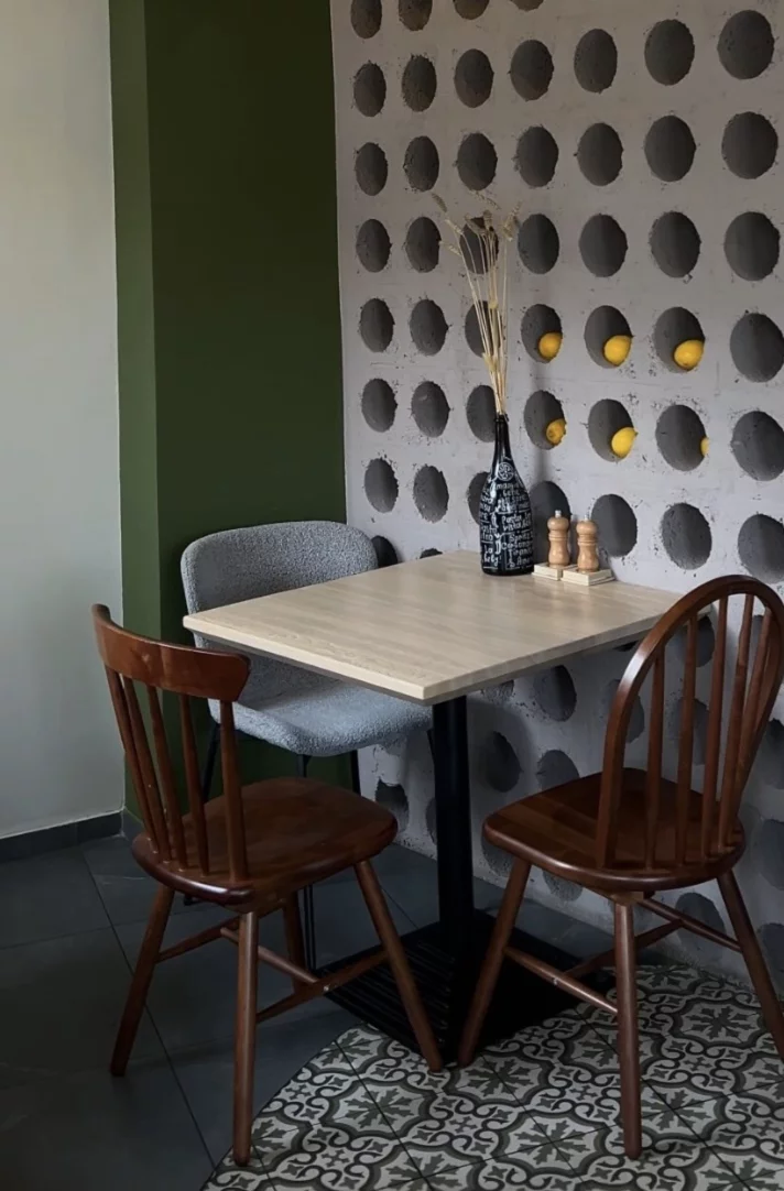 Интерьер/Экстерьер/Банкетная зона/Бар/Стол для двоих/Вход/Главный зал/Lounge зона кафе Terra&Mare фото