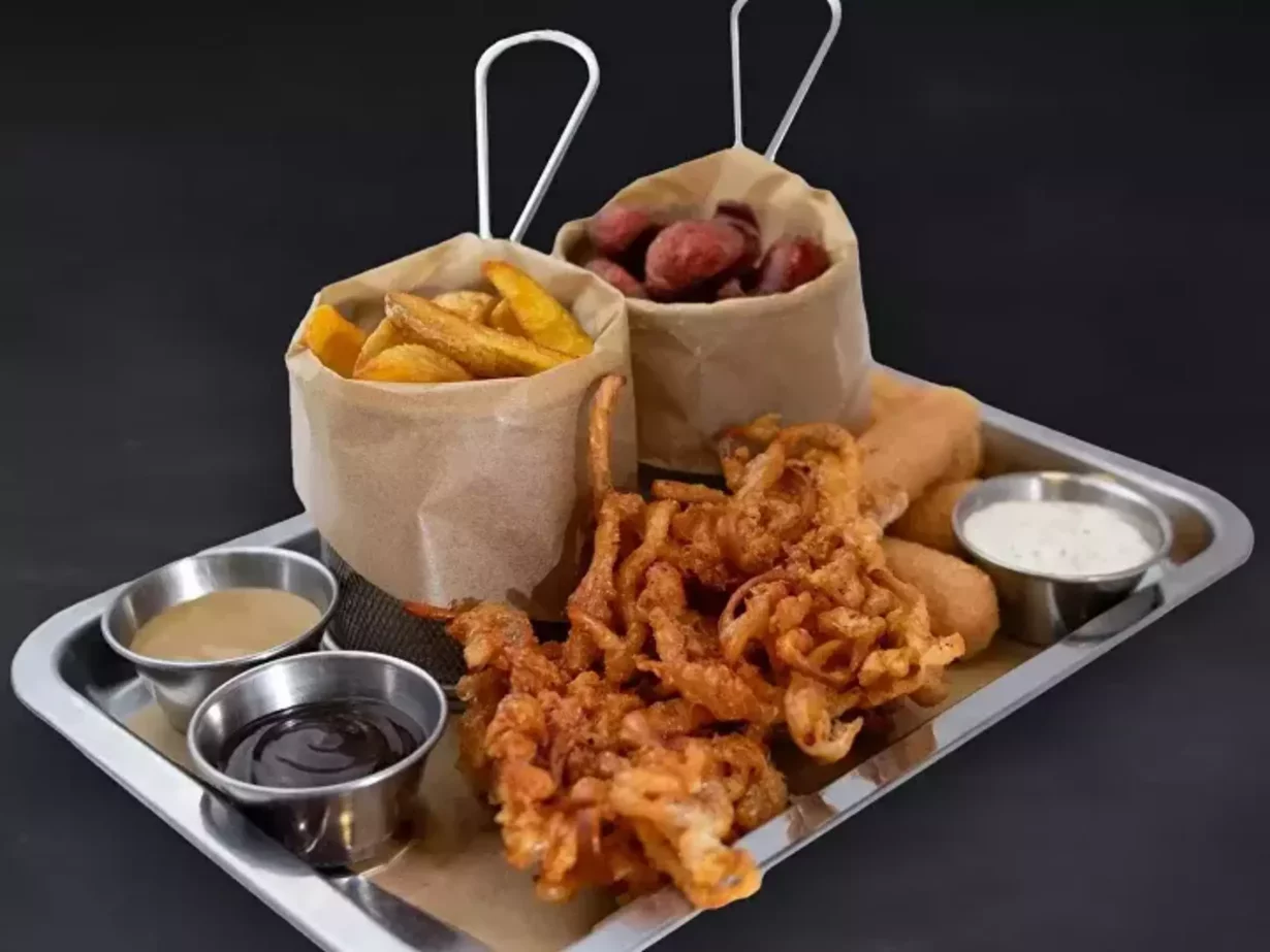 Интерьер/Экстерьер/Банкетная зона/Бар/Стол для двоих/Вход/Главный зал/Lounge зона бар Gellert Bar фото