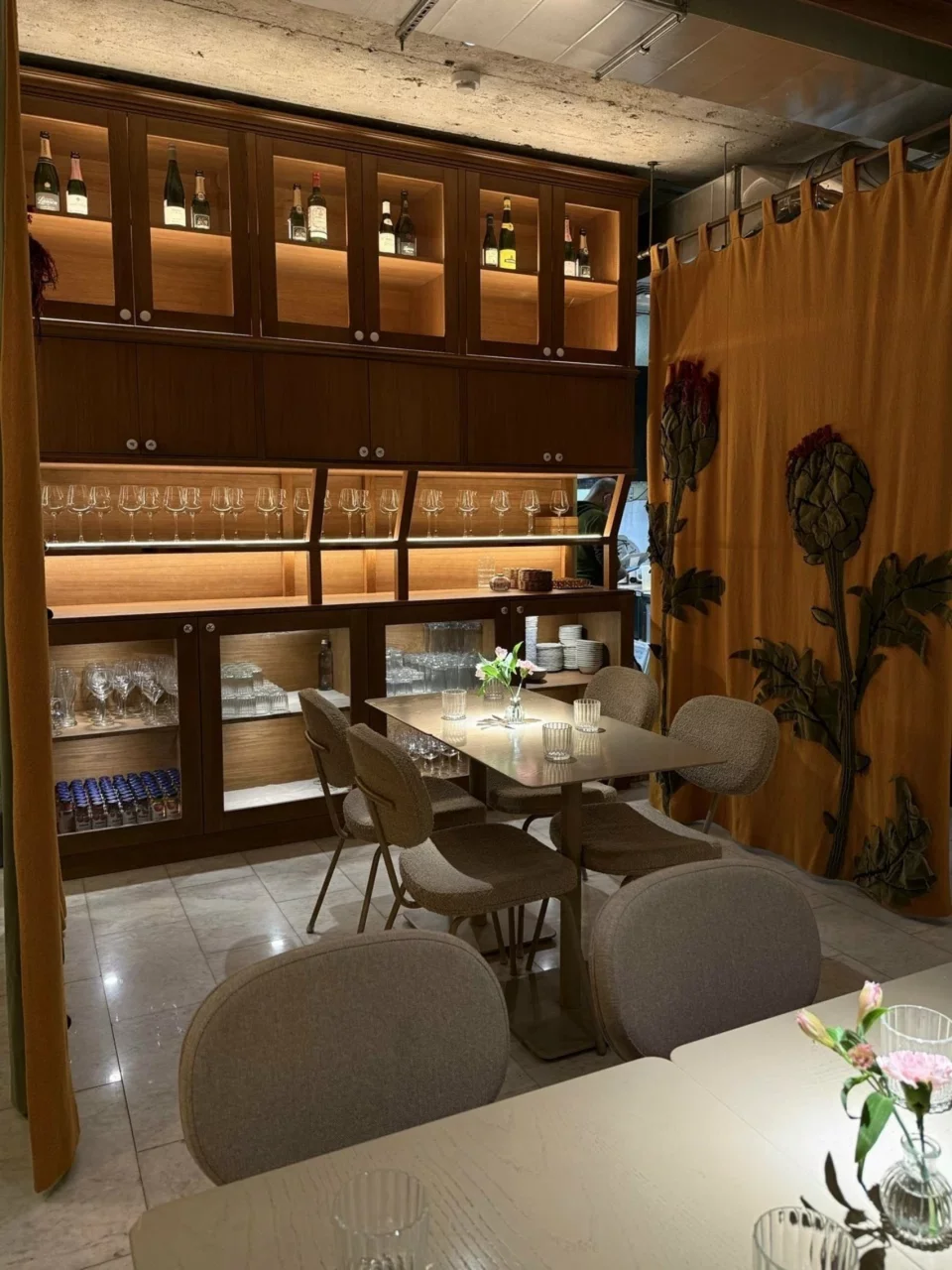 Интерьер/Экстерьер/Банкетная зона/Бар/Стол для двоих/Вход/Главный зал/Lounge зона ресторан Ponte фото