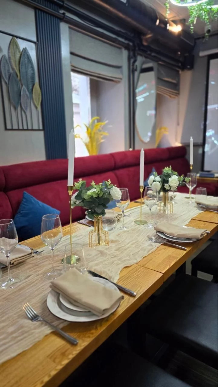 Интерьер/Экстерьер/Банкетная зона/Бар/Стол для двоих/Вход/Главный зал/Lounge зона ресторан Раковарня «В ус не дул» на Пятницкой фото