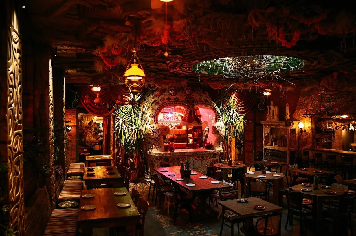 Интерьер/Экстерьер/Банкетная зона/Бар/Стол для двоих/Вход/Главный зал/Lounge зона ресторан Arrurru фото