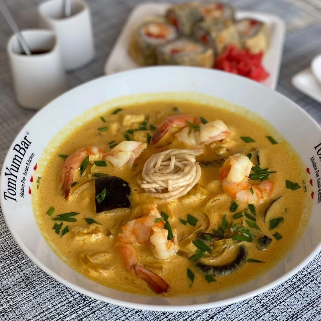 Интерьер/Экстерьер/Банкетная зона/Бар/Стол для двоих/Вход/Главный зал/Lounge зона ресторан TomYumBar фото