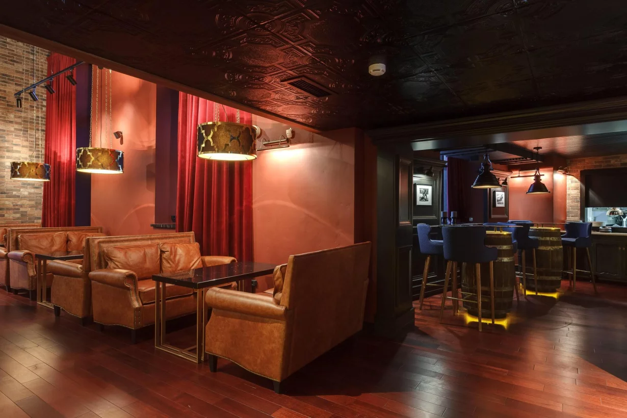 Интерьер/Экстерьер/Банкетная зона/Бар/Стол для двоих/Вход/Главный зал/Lounge зона бар Wine Story фото