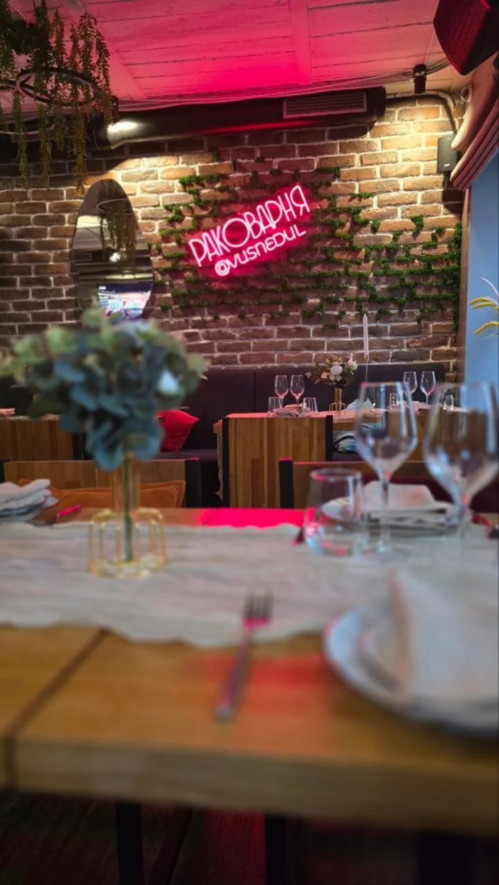 Интерьер/Экстерьер/Банкетная зона/Бар/Стол для двоих/Вход/Главный зал/Lounge зона ресторан Раковарня «В ус не дул» на Пятницкой фото