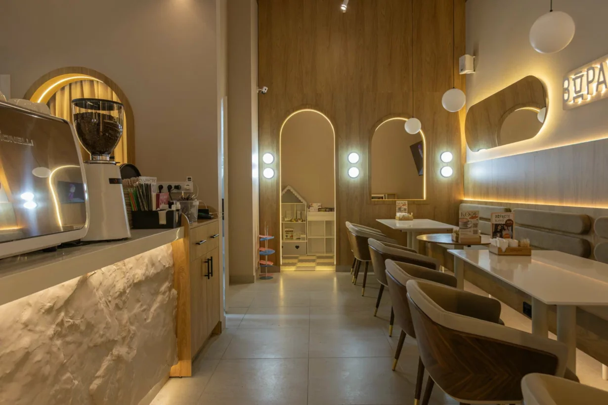 Интерьер/Экстерьер/Банкетная зона/Бар/Стол для двоих/Вход/Главный зал/Lounge зона кафе Здрасте фото