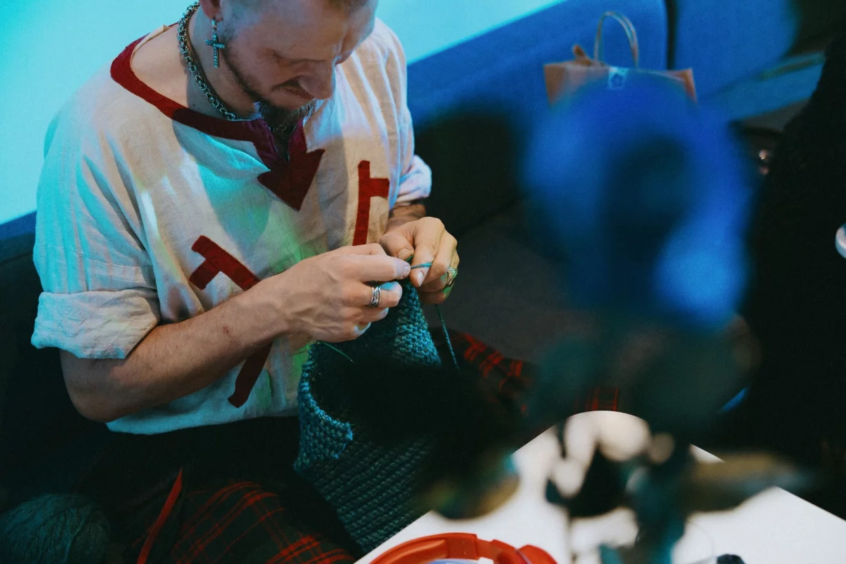 Интерьер/Экстерьер/Банкетная зона/Бар/Стол для двоих/Вход/Главный зал/Lounge зона бар Люди в синем фото