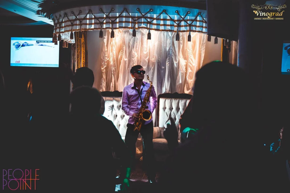 Интерьер/Экстерьер/Банкетная зона/Бар/Стол для двоих/Вход/Главный зал/Lounge зона ресторан Vinograd фото