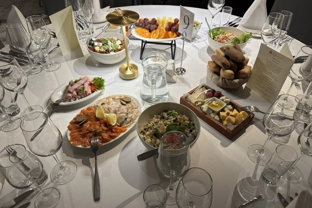 Интерьер/Экстерьер/Банкетная зона/Бар/Стол для двоих/Вход/Главный зал/Lounge зона ресторан Domina Пулково фото