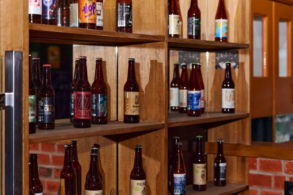 Интерьер/Экстерьер/Банкетная зона/Бар/Стол для двоих/Вход/Главный зал/Lounge зона бар Pivzavod77 фото