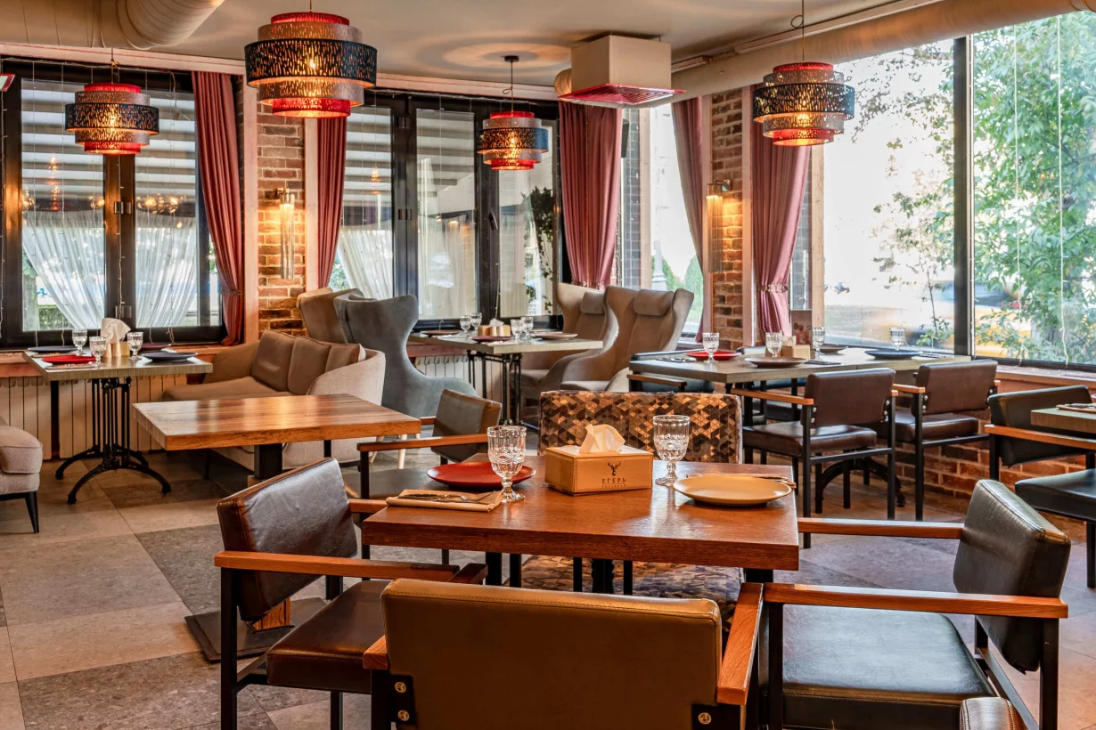 Интерьер/Экстерьер/Банкетная зона/Бар/Стол для двоих/Вход/Главный зал/Lounge зона кафе Егерь фото