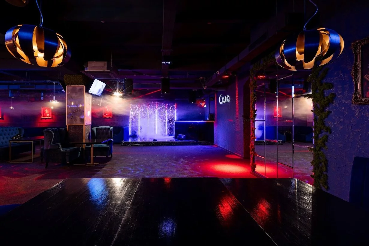 Интерьер/Экстерьер/Банкетная зона/Бар/Стол для двоих/Вход/Главный зал/Lounge зона клуб Соло фото