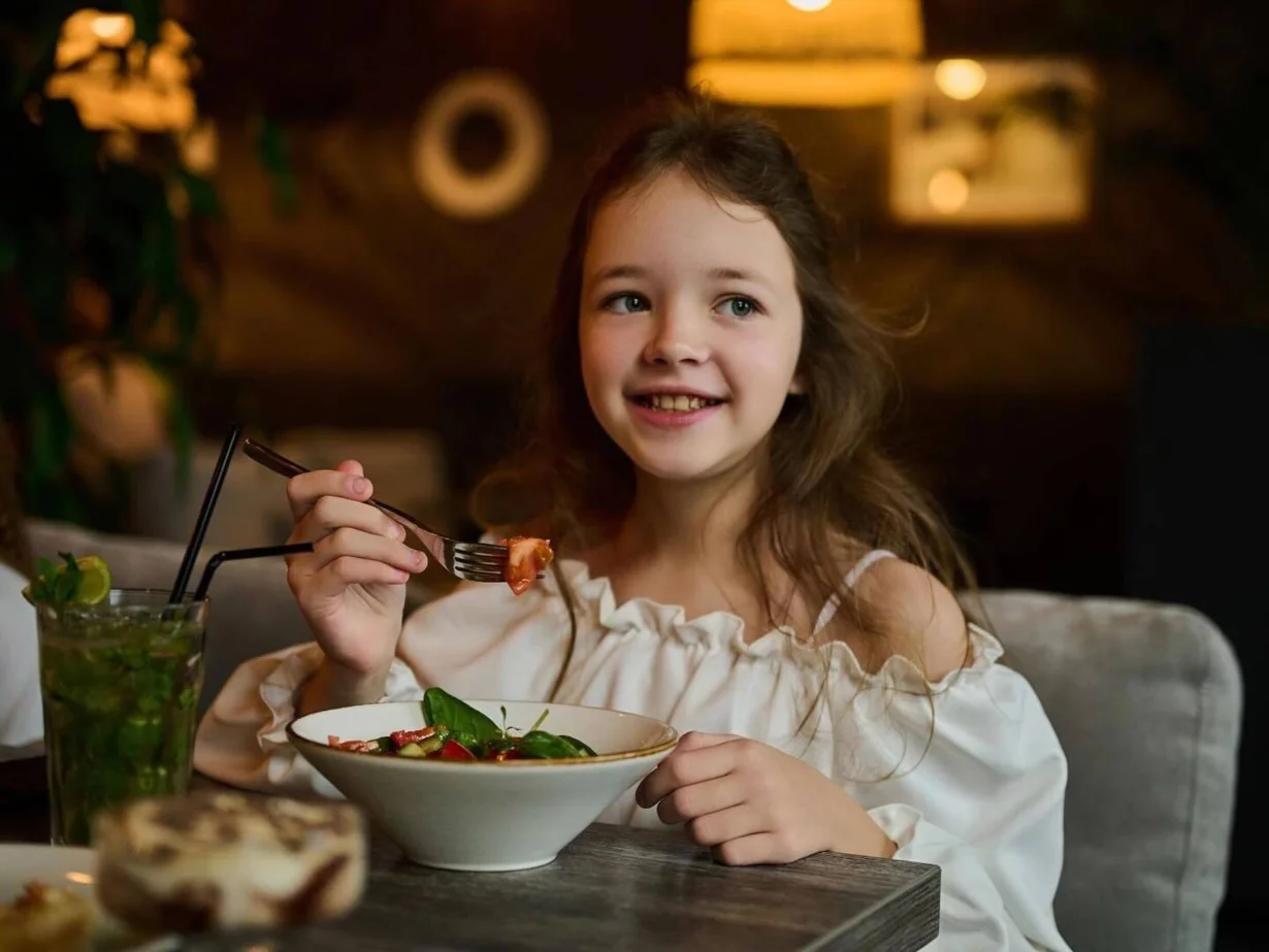 Интерьер/Экстерьер/Банкетная зона/Бар/Стол для двоих/Вход/Главный зал/Lounge зона ресторан Молоко фото